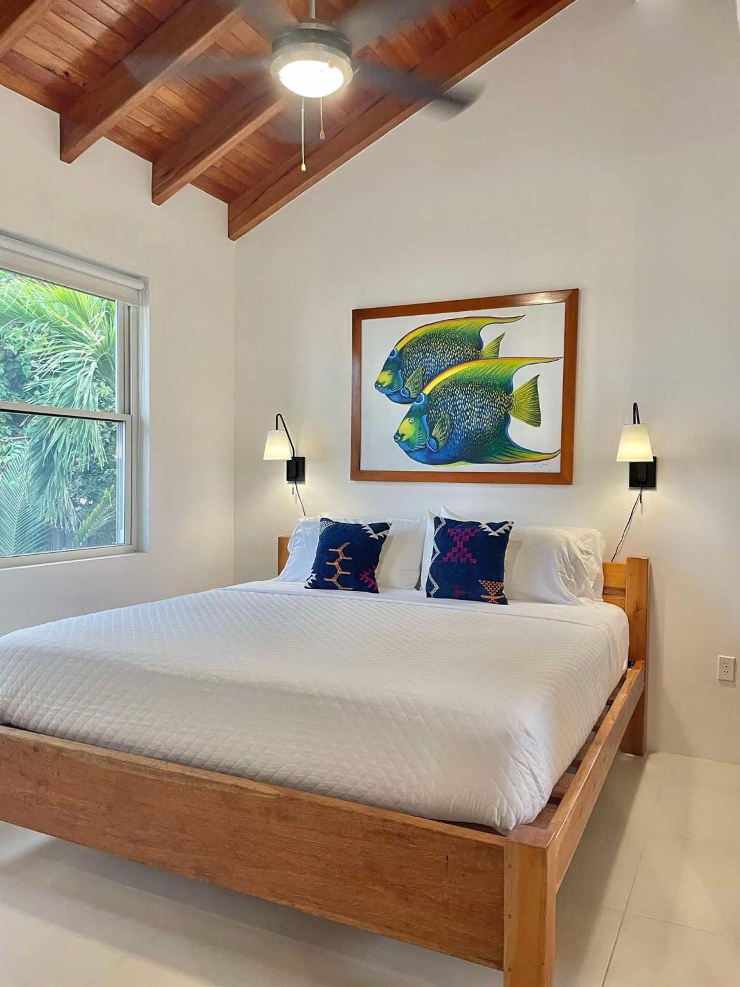 Weezie'S Ocean Front Hotel And Garden Cottages Caye Caulker Exterior photo
