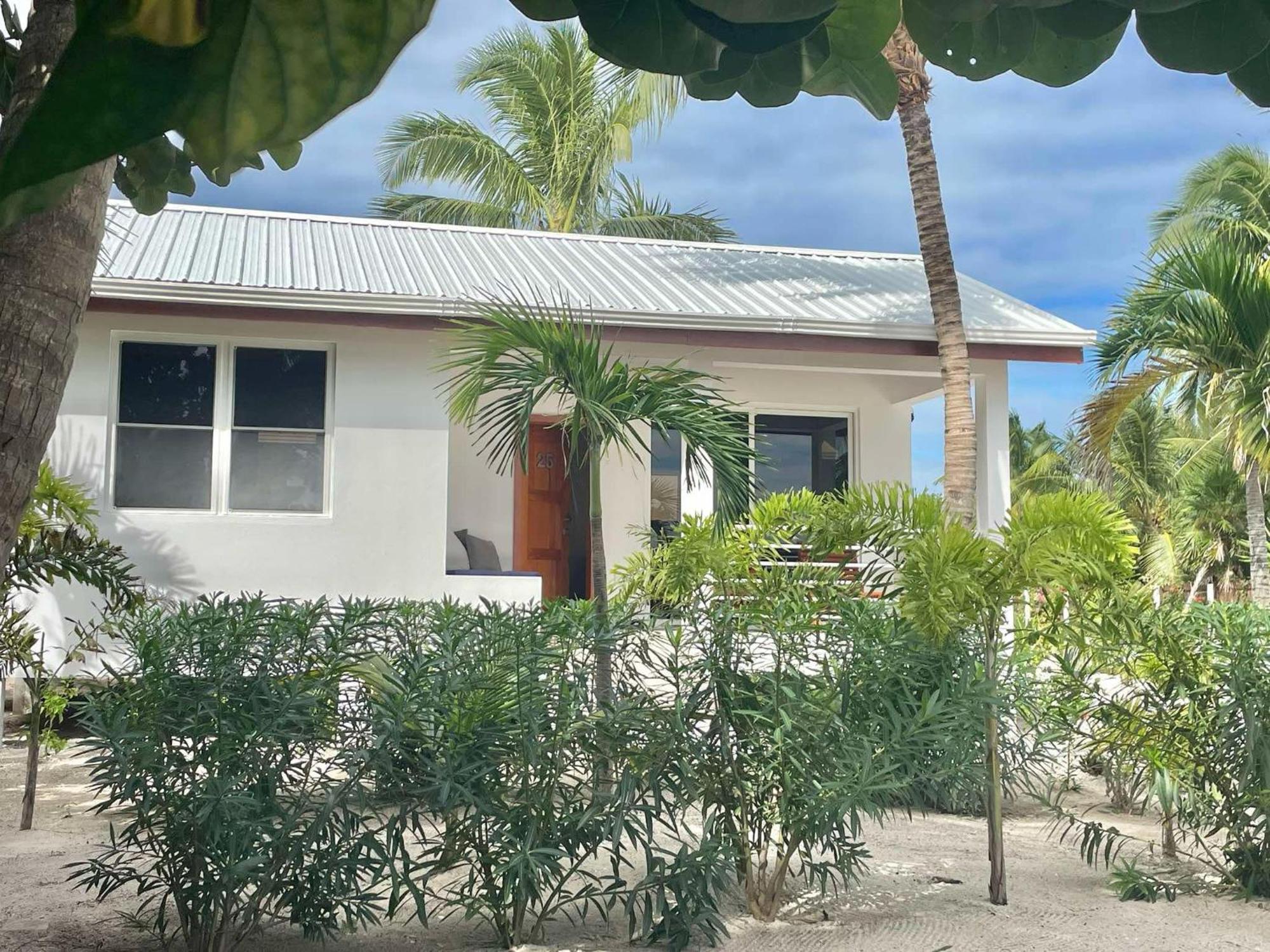 Weezie'S Ocean Front Hotel And Garden Cottages Caye Caulker Exterior photo