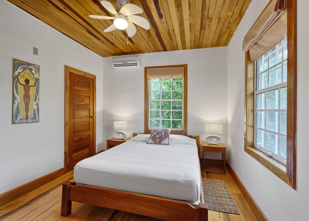 Weezie'S Ocean Front Hotel And Garden Cottages Caye Caulker Exterior photo