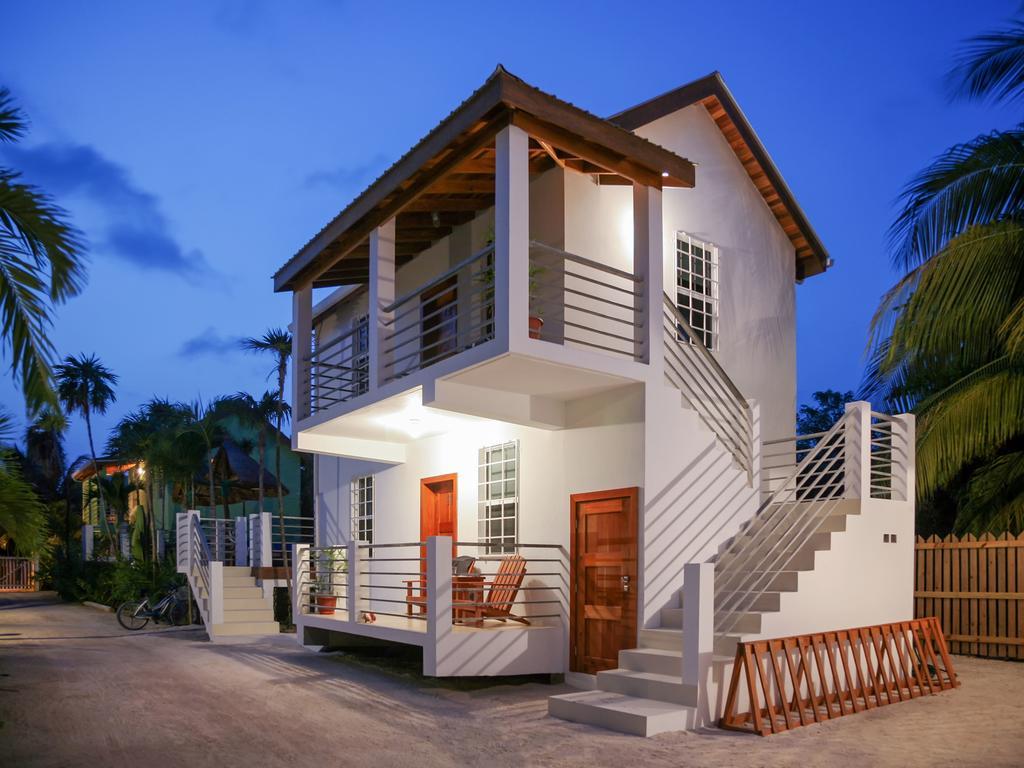 Weezie'S Ocean Front Hotel And Garden Cottages Caye Caulker Exterior photo