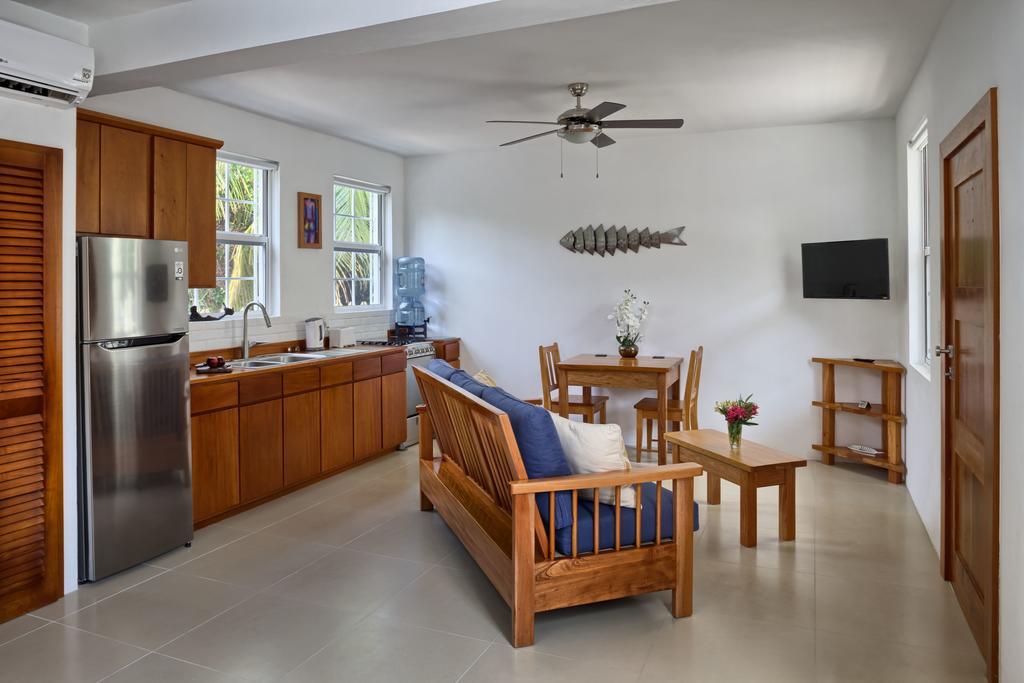 Weezie'S Ocean Front Hotel And Garden Cottages Caye Caulker Exterior photo