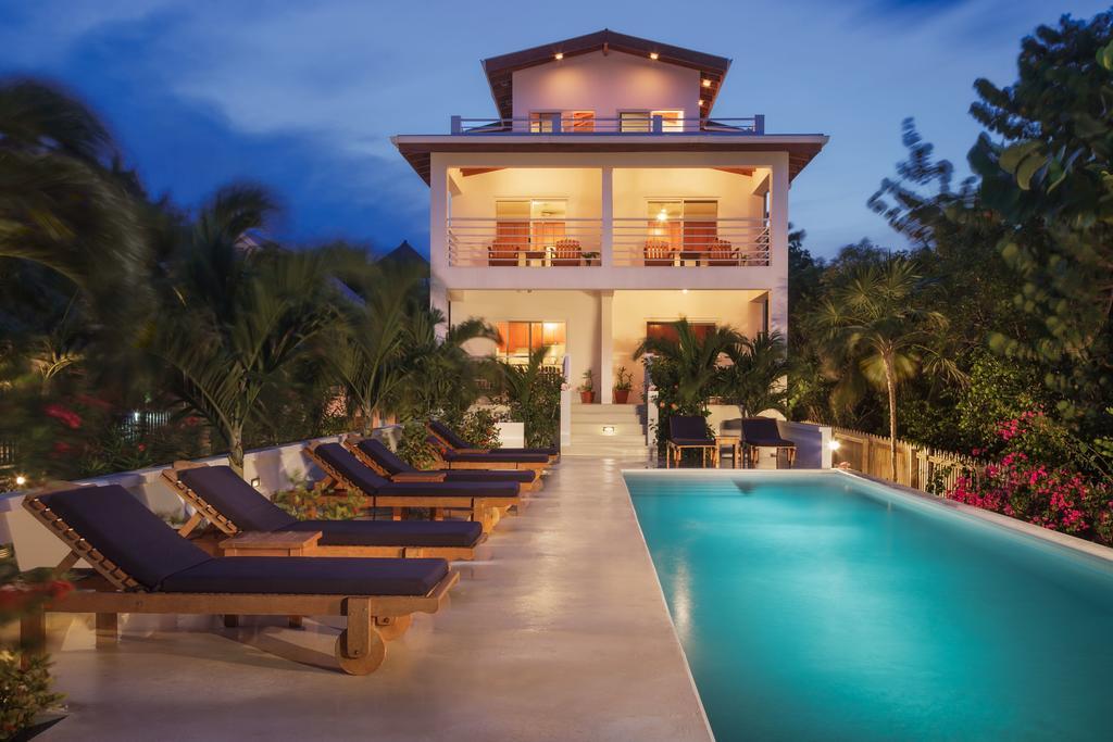 Weezie'S Ocean Front Hotel And Garden Cottages Caye Caulker Exterior photo
