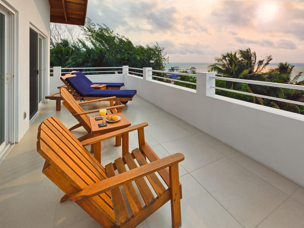 Weezie'S Ocean Front Hotel And Garden Cottages Caye Caulker Exterior photo