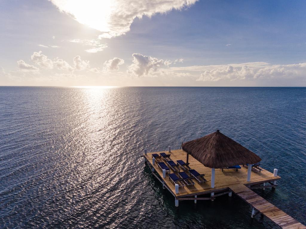 Weezie'S Ocean Front Hotel And Garden Cottages Caye Caulker Exterior photo