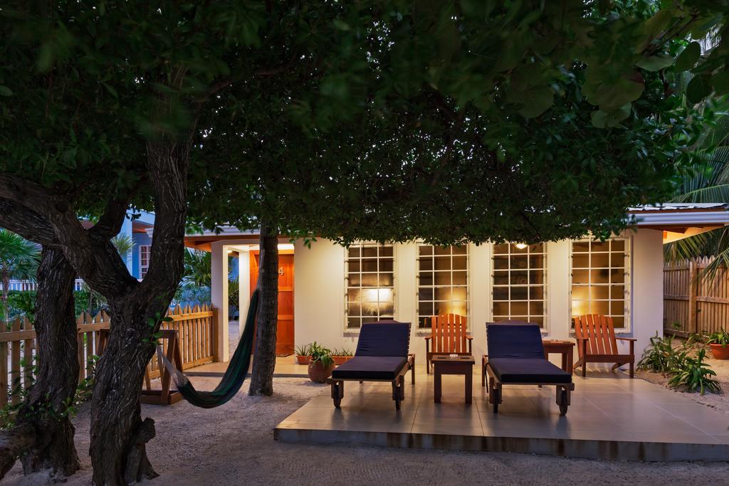Weezie'S Ocean Front Hotel And Garden Cottages Caye Caulker Exterior photo