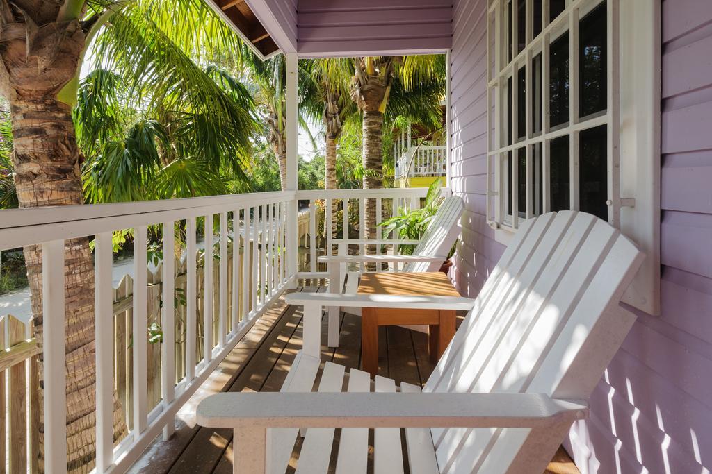Weezie'S Ocean Front Hotel And Garden Cottages Caye Caulker Exterior photo