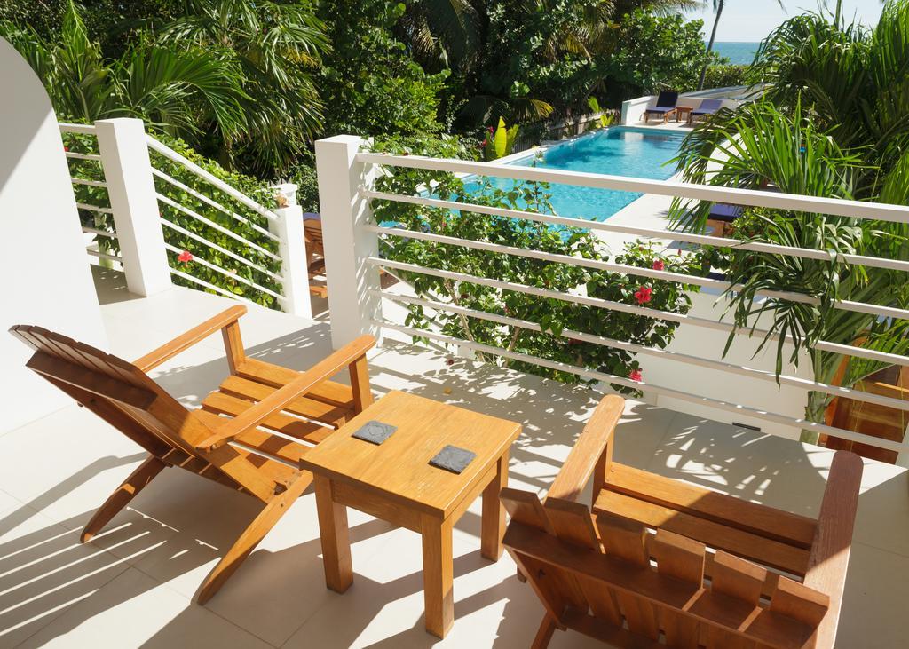 Weezie'S Ocean Front Hotel And Garden Cottages Caye Caulker Exterior photo
