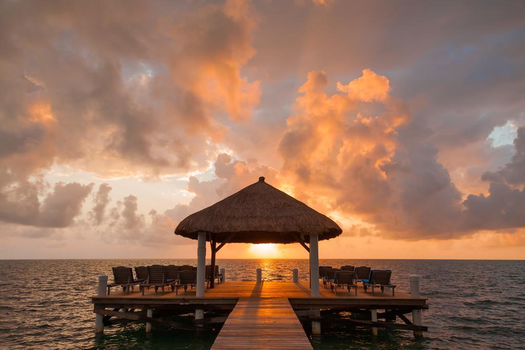 Weezie'S Ocean Front Hotel And Garden Cottages Caye Caulker Exterior photo