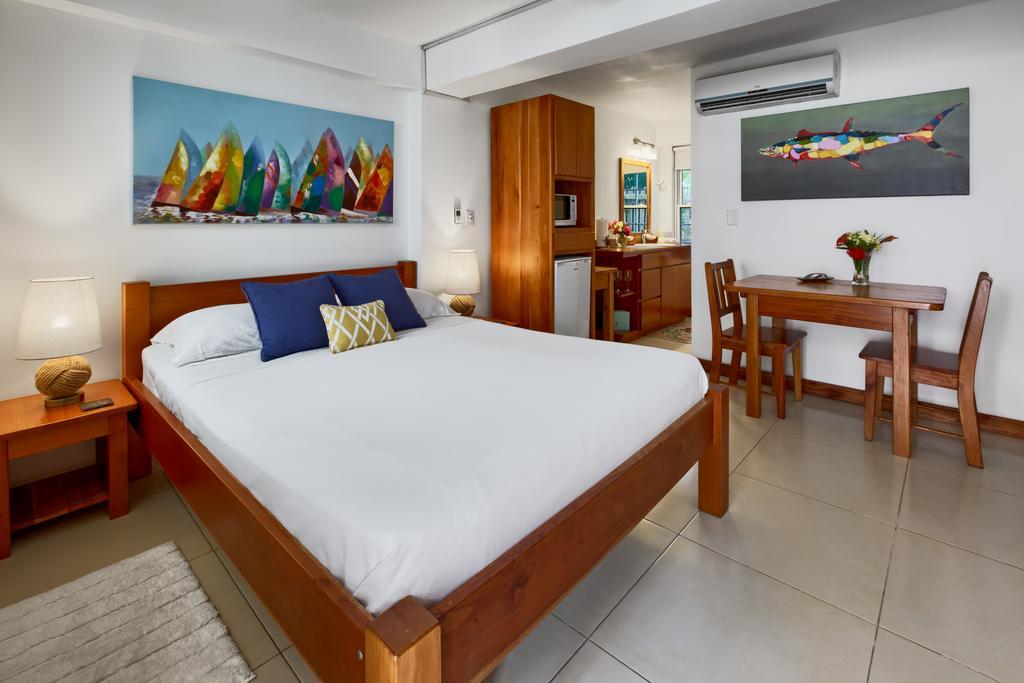 Weezie'S Ocean Front Hotel And Garden Cottages Caye Caulker Exterior photo