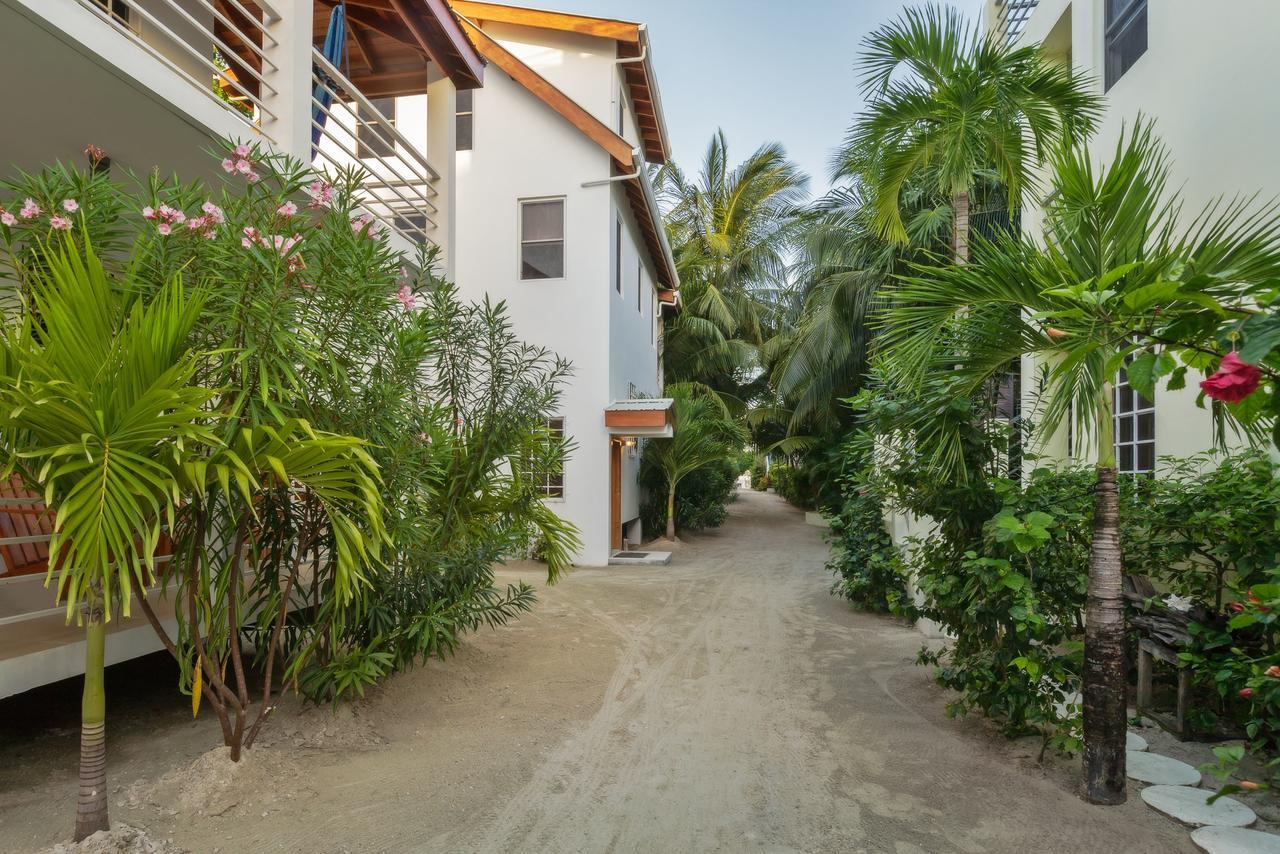 Weezie'S Ocean Front Hotel And Garden Cottages Caye Caulker Exterior photo