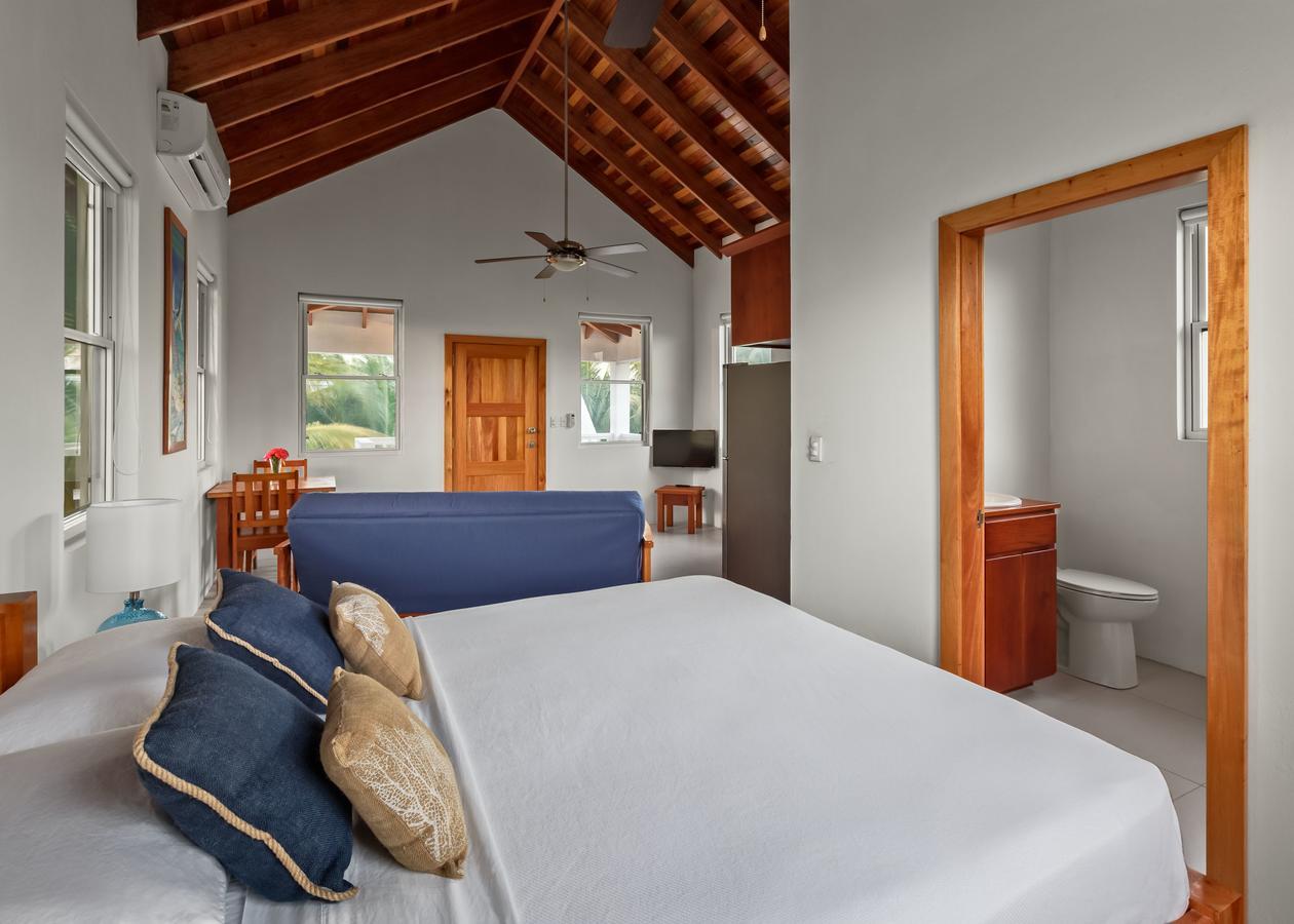 Weezie'S Ocean Front Hotel And Garden Cottages Caye Caulker Exterior photo