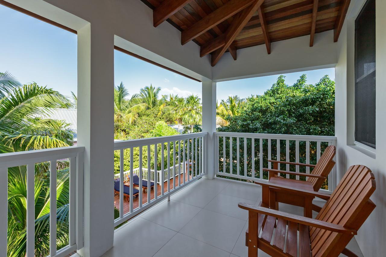 Weezie'S Ocean Front Hotel And Garden Cottages Caye Caulker Exterior photo