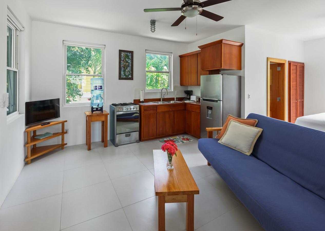 Weezie'S Ocean Front Hotel And Garden Cottages Caye Caulker Exterior photo