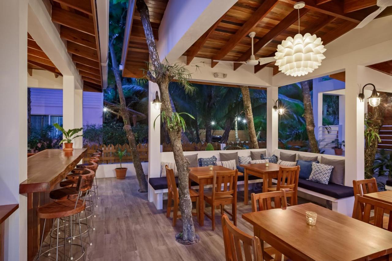 Weezie'S Ocean Front Hotel And Garden Cottages Caye Caulker Exterior photo