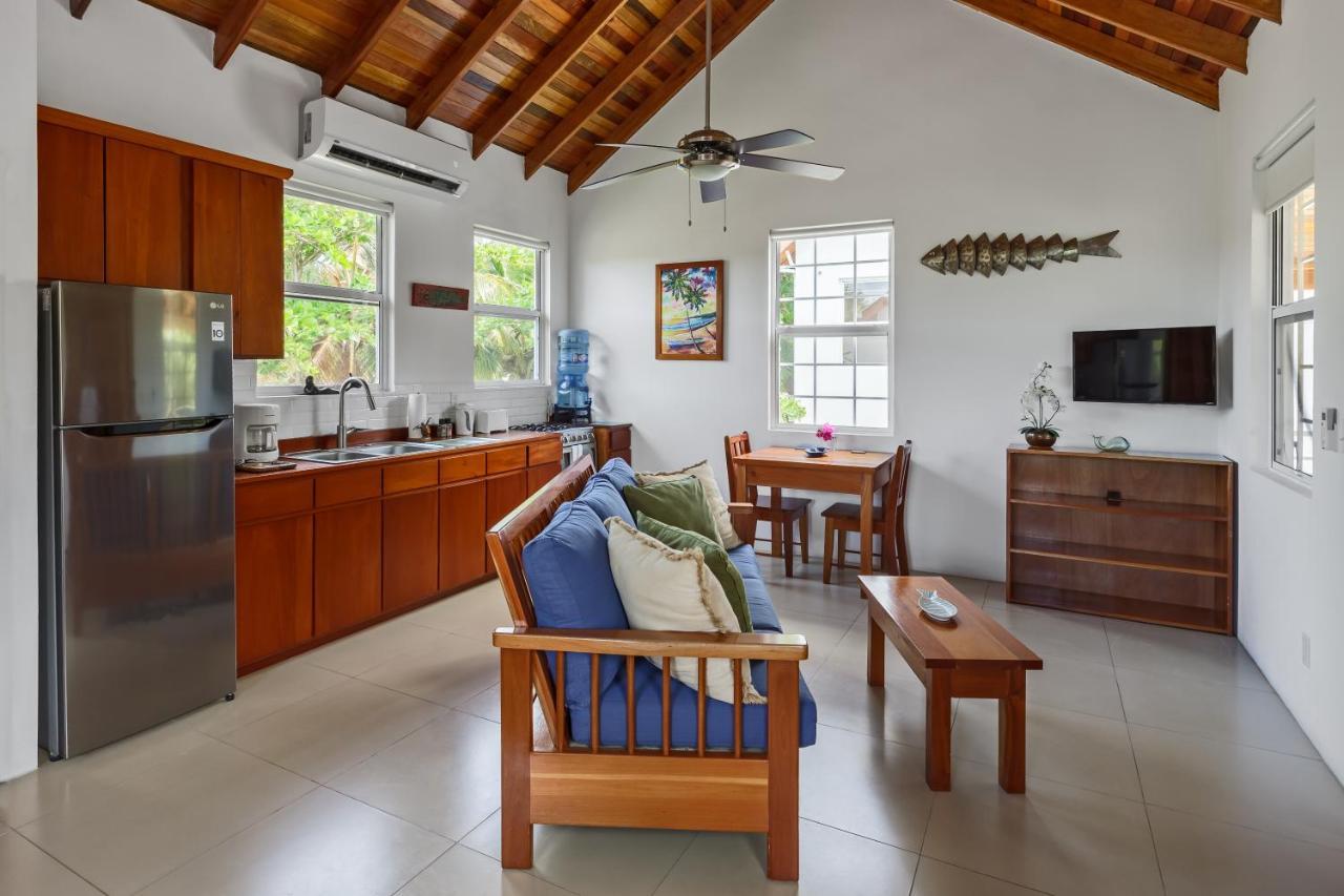 Weezie'S Ocean Front Hotel And Garden Cottages Caye Caulker Exterior photo