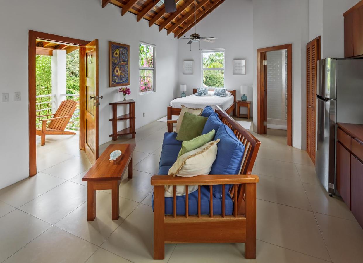 Weezie'S Ocean Front Hotel And Garden Cottages Caye Caulker Exterior photo